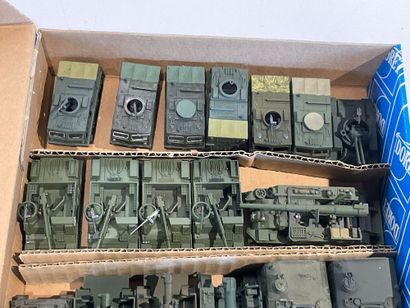 Lot de 22 véhicules militaires,lanceur de...