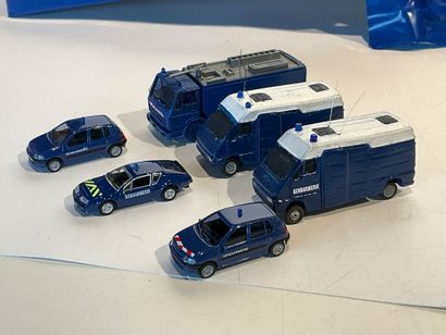 Lot de 44 miniatures de la Gendarmerie nationale...
