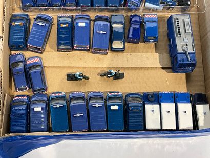 Lot de 44 miniatures de la Gendarmerie nationale...