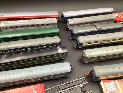 Lot de 12 wagons voyageurs de divers marque...