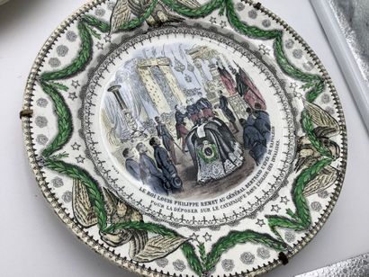 Suite de 10 assiettes en porcelaine opaque...