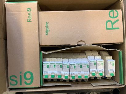 Lot de matériel électrique, disjoncteurs...