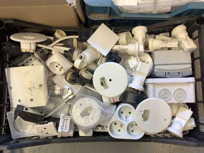 Lot de matériel électrique, disjoncteurs...