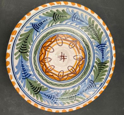 TALAVERA 
Plat creux en faïence émaillée...
