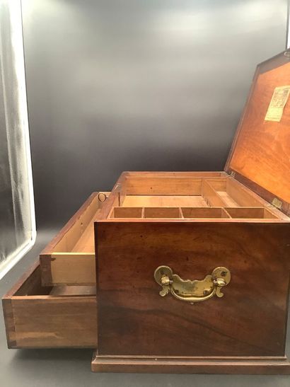 Coffre de voyage typique XIXe, en bois, destiné...