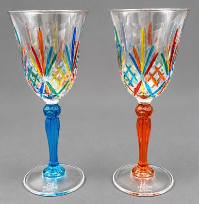 Suite de 6 verres à pieds en verre à décor...