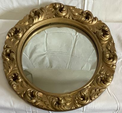 Miroir rond bombé, cadre en plâtre doré.
Traces...