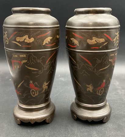 Paire de petits vase balustre en bronze....