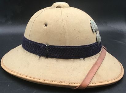 2 casques coloniaux français l’un de la gendarmerie...