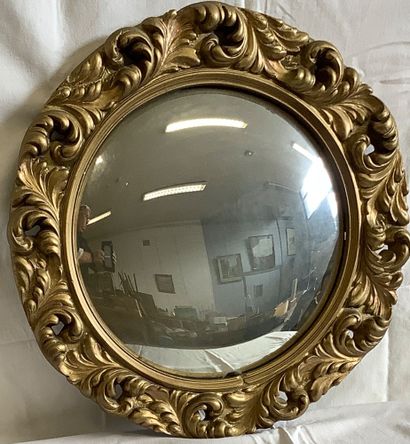 Miroir rond bombé, cadre en plâtre doré.
Traces...