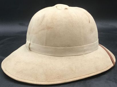 2 casques coloniaux français l’un de la gendarmerie...