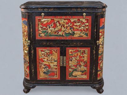 Meuble-bar ou cabinet asiatique en bois laqué...