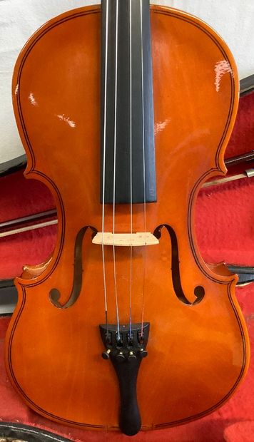 Violon d’étude avec un archet dans une étui...