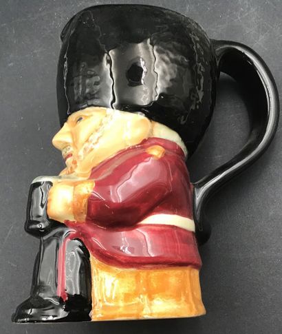 Cruche “ Toby Jug” représentant un garde...