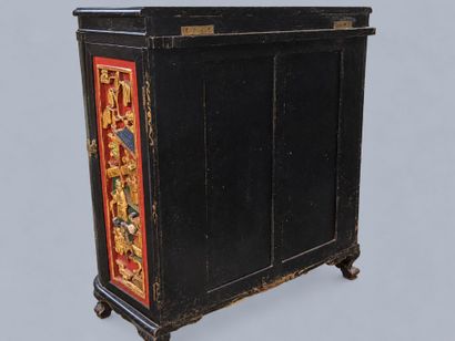 Meuble-bar ou cabinet asiatique en bois laqué...