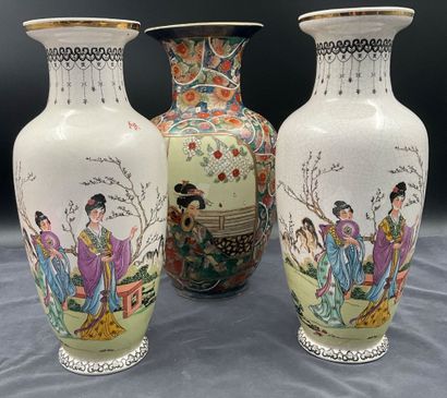 3 vases Chine à décor de geisha, hauteur...