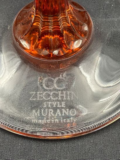Suite de 6 verres à pieds en verre à décor...