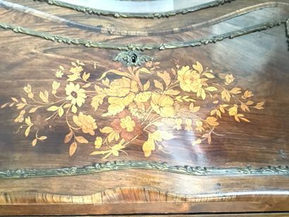 Bureau dit «de Dame» en marqueterie style...