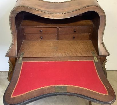 Bureau dit «de Dame» en marqueterie style...