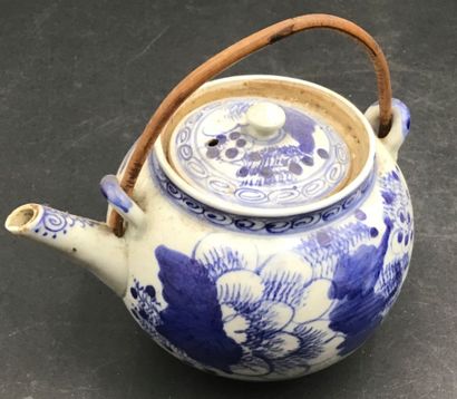 5 théières asiatiques en porcelaine majoritairement...