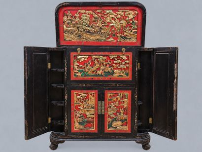 Meuble-bar ou cabinet asiatique en bois laqué...