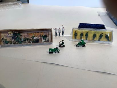 43 vehicules de la police allemande avec...