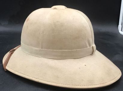 2 casques coloniaux français l’un de la gendarmerie...