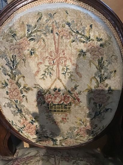fauteuil de style Louis XVI, en bois teinté,...