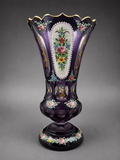 Vase cornet sur piedouche en verre couleur...