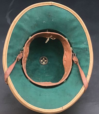 2 casques coloniaux français l’un de la gendarmerie...