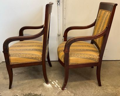 Paire de fauteuils style classique rappelant...