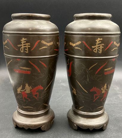 Paire de petits vase balustre en bronze....
