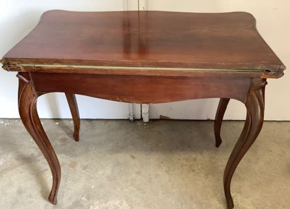 Table de jeux, pieds galbés.
La feutrine...