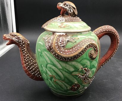 5 théières asiatiques en porcelaine majoritairement...
