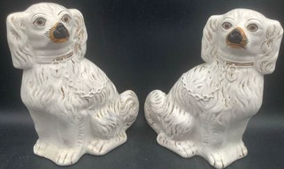 Paire de chiens de cheminée en faïence, type...