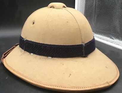 2 casques coloniaux français l’un de la gendarmerie...
