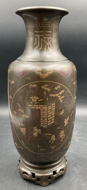 Grand vase balustre en bronze. 
Travail asiatique...