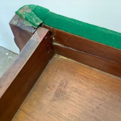 Table de jeux, pieds galbés.
La feutrine...