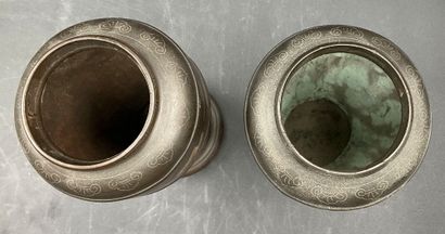 Paire de petits vase balustre en bronze....