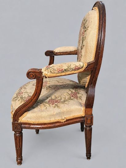 fauteuil de style Louis XVI, en bois teinté,...