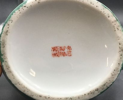 5 théières asiatiques en porcelaine majoritairement...