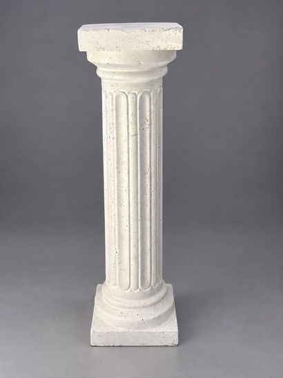 2 colonnes en plâtre, en état d’usage. Hauteurs...