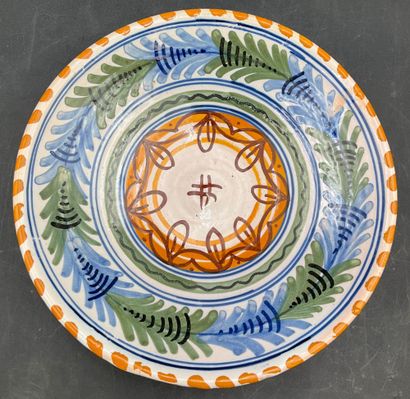 TALAVERA 
Plat creux en faïence émaillée...