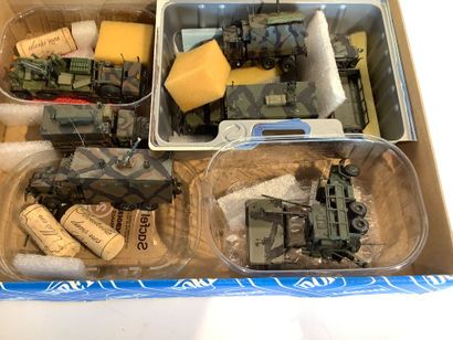 7 camions militaires camouflés.