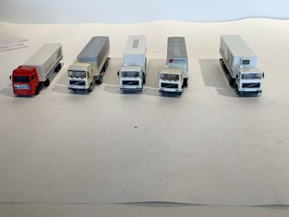 Lot de 18 camions semi-remorques VOLVO.