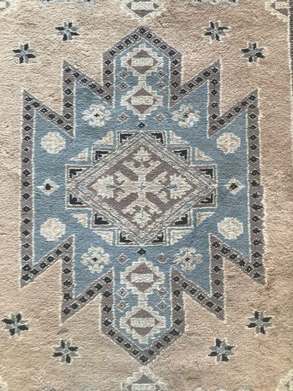 Tapis en laine fait main du Pakistan.
Dimensions...
