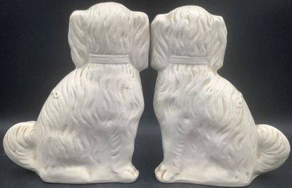 Paire de chiens de cheminée en faïence, type...