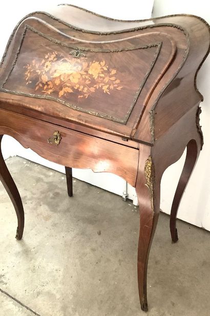 Bureau dit «de Dame» en marqueterie style...
