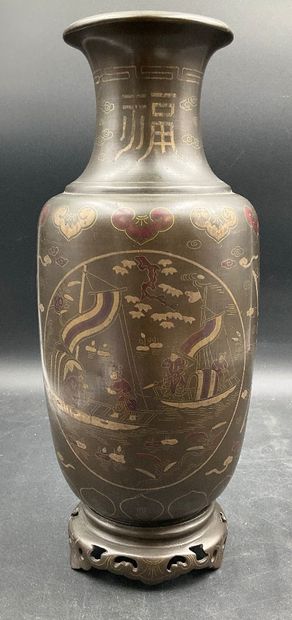 Grand vase balustre en bronze. 
Travail asiatique...