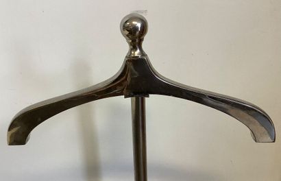 Silver plated metal valet stand.
Height 142...